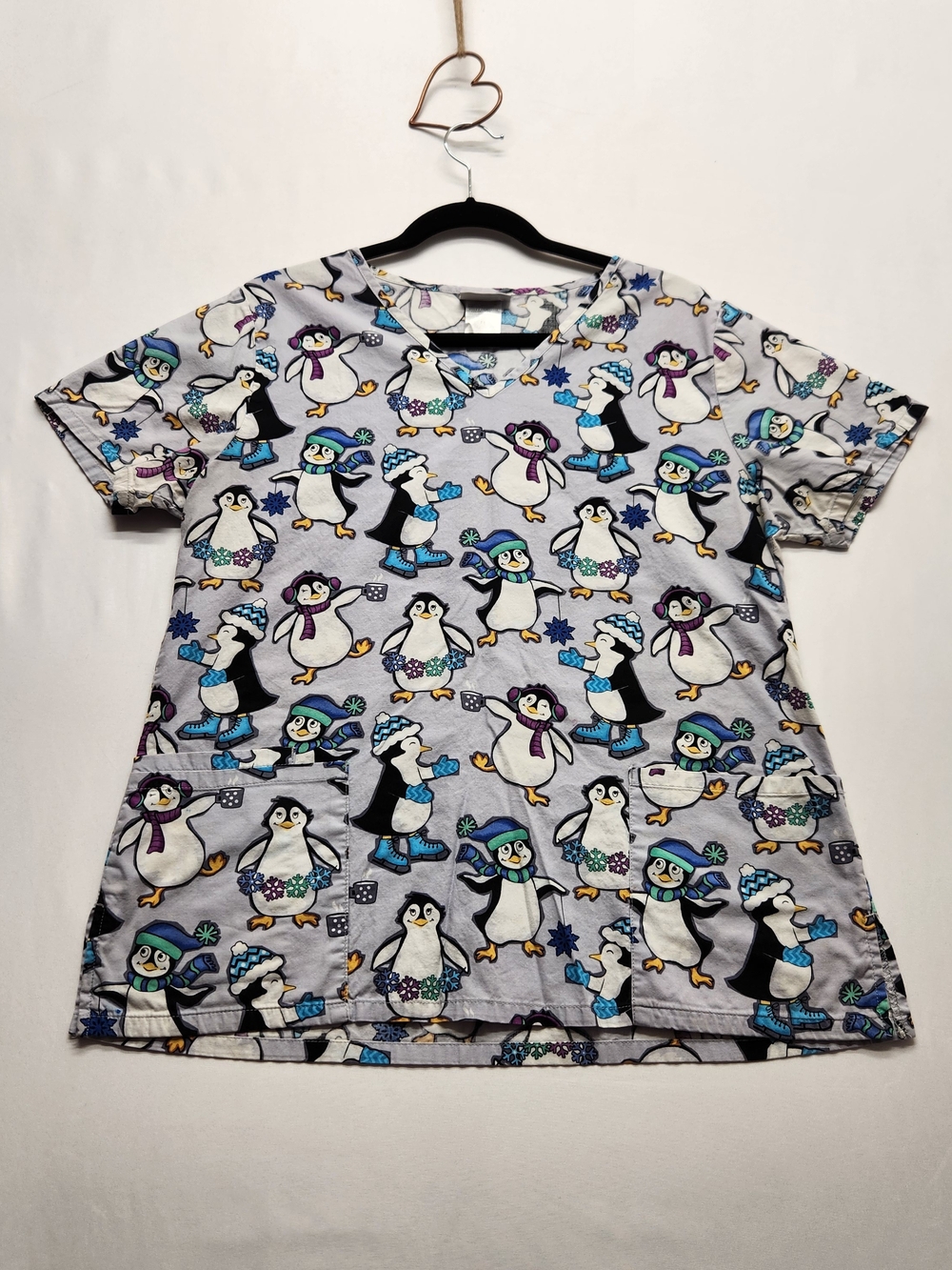 ⭐️Scrubstar Cute Winter Penguin Holiday Scrub Top V-Neck Pockets Medium M